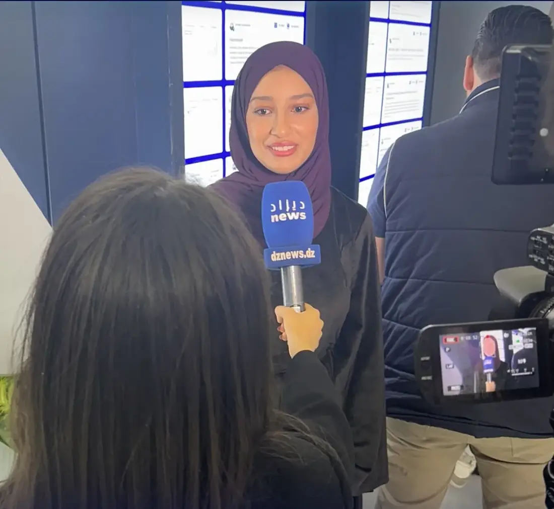 عضوة من الفريق في مقابلة مع DZ News في جناح MMG